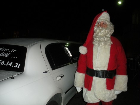 Le père NOEL devant sa Limousine - de LE CENDR' EN VIE