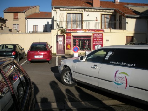 LIMOUSINE sur la place du village. - de LE CENDR' EN VIE